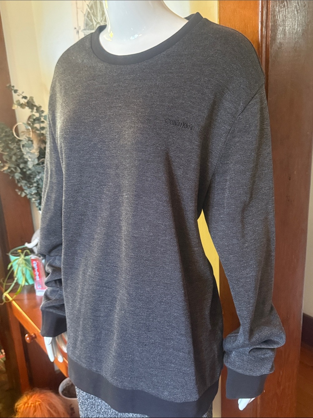 Calvin Klein large Men's Long Sleeve Crewneck Sweatshirt -Charcoal Gray like new